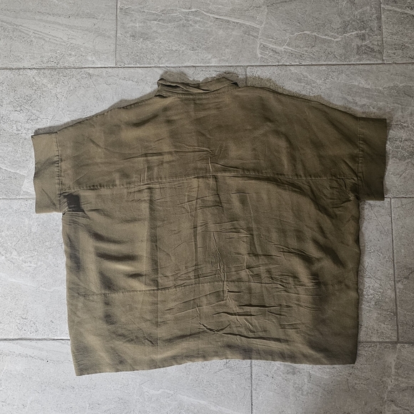 Everlane 100% Silk Olive Green Short Sleeve Collard Top Minimalist Basic 6 - Picture 3 of 7